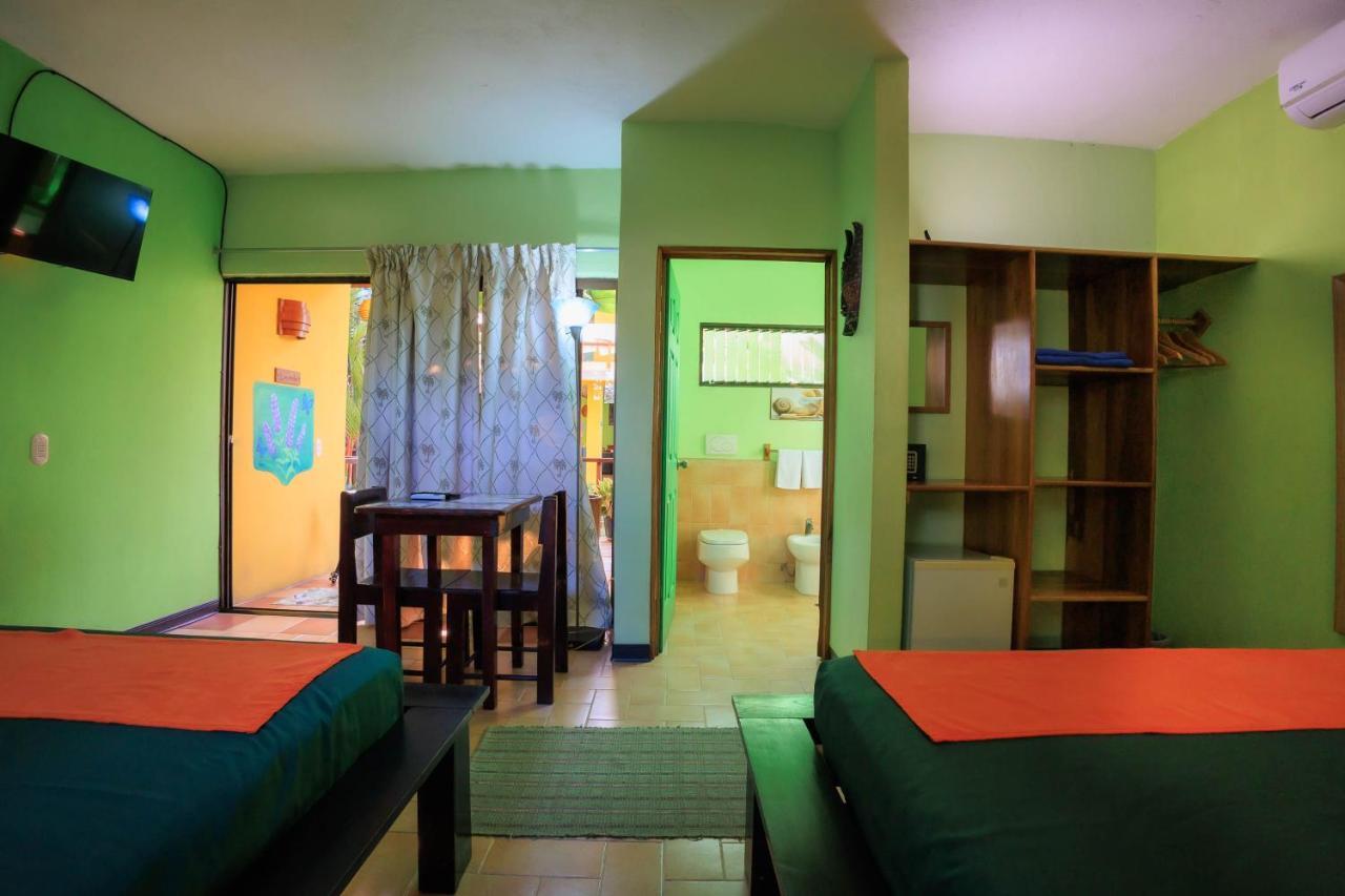 Hotel Boutique La Casa De Las Flores Cahuita Exterior photo