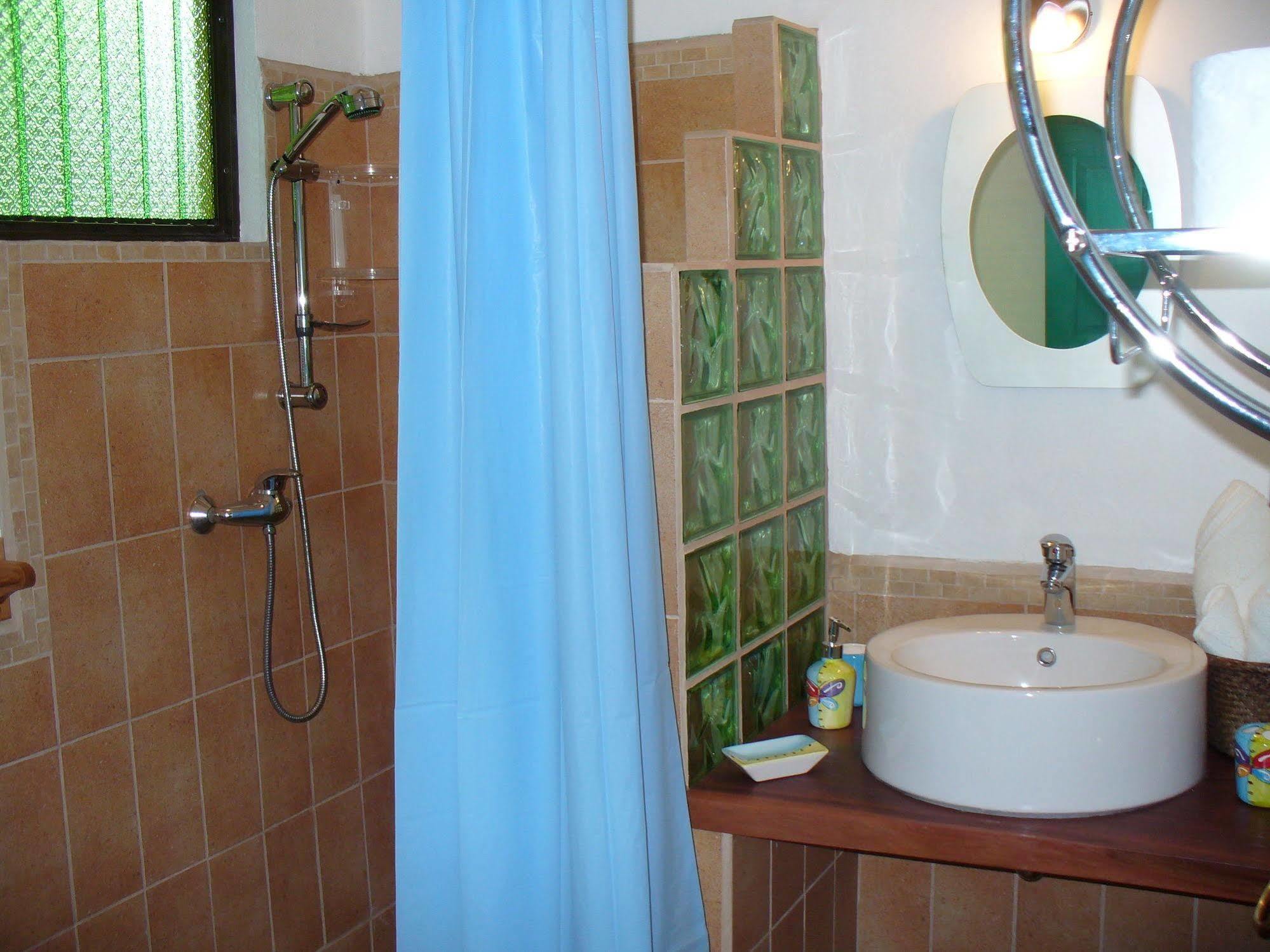 Hotel Boutique La Casa De Las Flores Cahuita Exterior photo