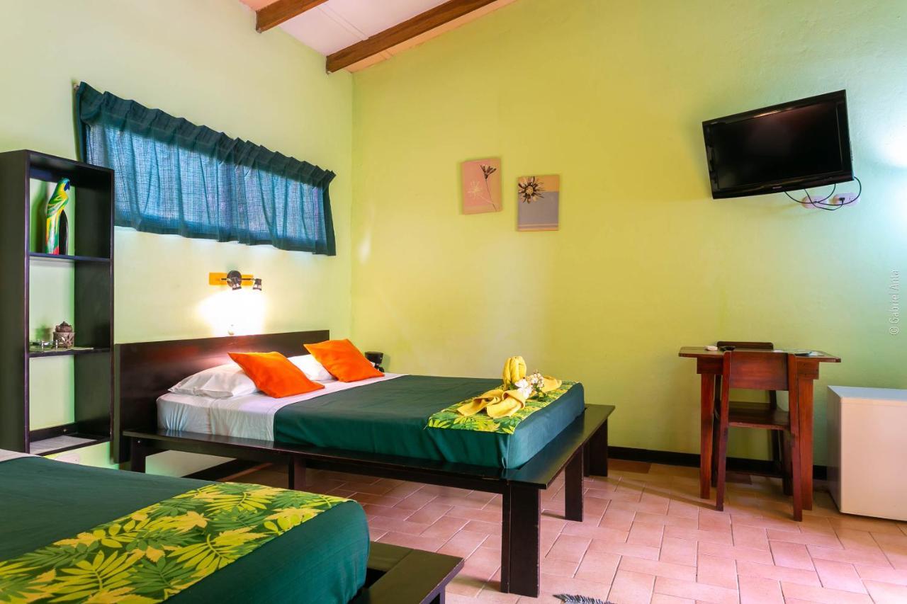 Hotel Boutique La Casa De Las Flores Cahuita Exterior photo