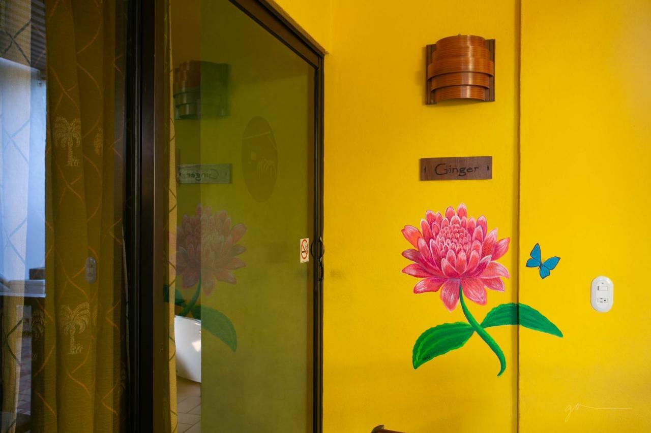 Hotel Boutique La Casa De Las Flores Cahuita Exterior photo